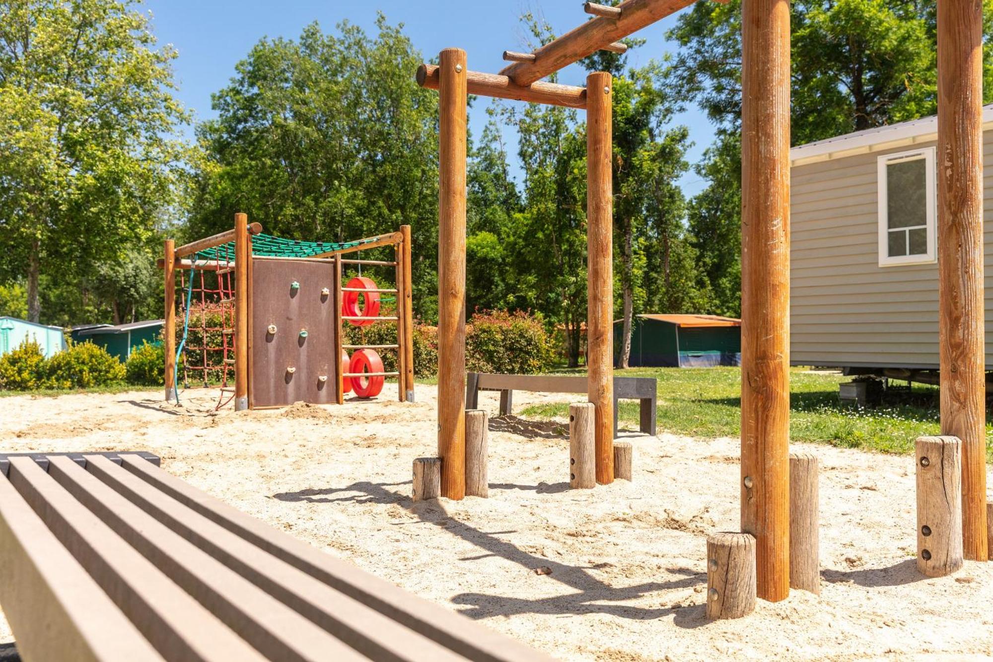Camping Chateau De Galaure Chateauneuf-de-Galaure Buitenkant foto