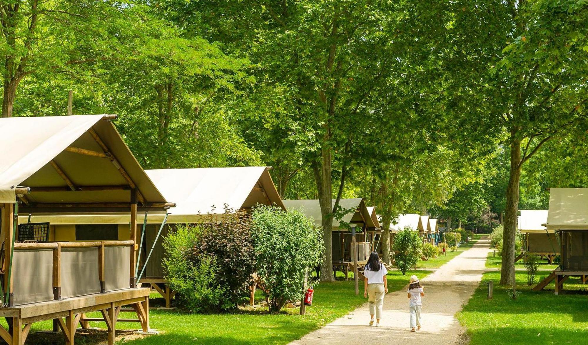 Camping Chateau De Galaure Chateauneuf-de-Galaure Buitenkant foto